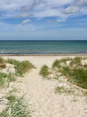 A sandy beach with a clear view of the ocean and a path leading to the water. - Sunshine in the Villa Morning (Zingst)