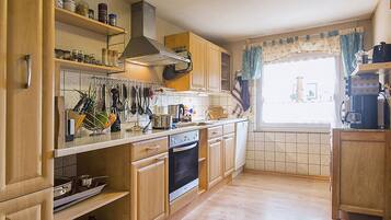 Apartment | Private kitchen | Oven, stovetop, dishwasher, electric kettle