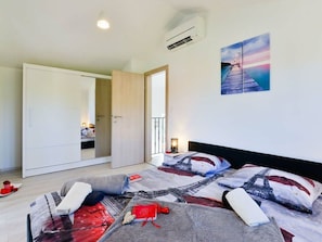 3 habitaciones, muebles diferentes y tabla de planchar con plancha 