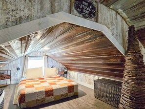 Escritorio, tabla de planchar con plancha, wifi gratis y ropa de cama 