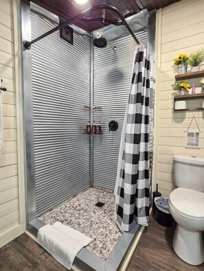 Dusche, Haartrockner, Handtücher