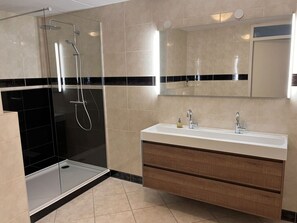 Apartment | Bathroom