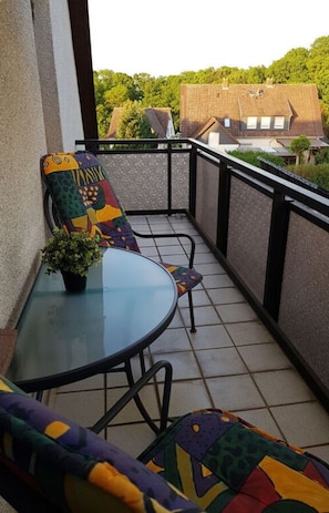 Outdoor dining - Ray of Hope Modern Retreat (Hehlen)