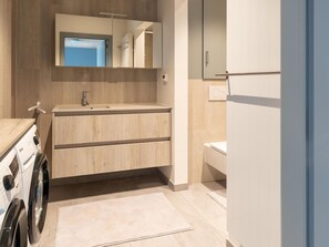 Villa | Bathroom - Modern Villa w/ Private Yard (Middelkerke)