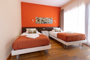 3 habitaciones, muebles diferentes y ropa de cama