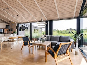 Un vaste espace de vie comprenant une table à manger, des chaises et un canapé.
