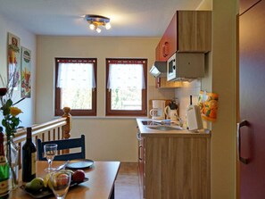 Appartement | Cuisine privée | Four, bouilloire électrique, grille-pain, chaise haute