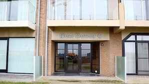 A building with a sign reading "Den Oever 4" and a glass entrance. - Apartment in Nieuwpoort Near Marina (Nieuwpoort)
