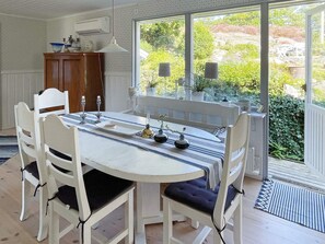 Dining - Spacious Family Cottage in Kyrkesund (Kyrkesund)