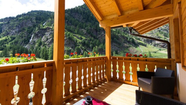 A wooden balcony with a view of a mountainous landscape. - Holiday Home Hutterwirtshof (Moso in Passiria)