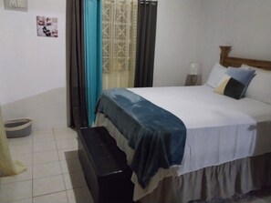 2 bedrooms, iron/ironing board, WiFi, bed sheets - Cozy home for short term rental, Old Harbour, Jamaica,W.I. (Old Harbour)
