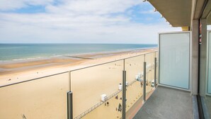 A balcony with a view of a sandy beach and the ocean. - Lovely Apartment for a Family (Middelkerke)