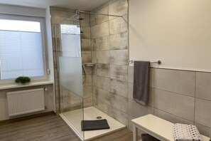 Apartment | Bathroom | Towels - Heinrich Winery House (Ediger-Eller)