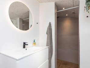 House | Bathroom - 5 Person Holiday Home in Otterup (Otterup)