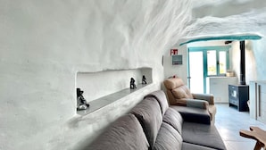Een modern interieur met een bank, een open haard en uitzicht op het landschap.
