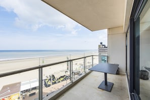 A balcony with a view of the beach and ocean. - Beautiful Apartment by the sea (Blankenberge)