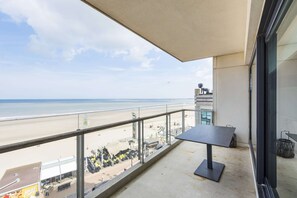 A balcony with a view of the beach and ocean. - Beautiful Apartment by the sea (Blankenberge)