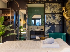 1 bedroom, bed sheets