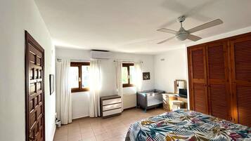 4 bedrooms, iron/ironing board, bed sheets