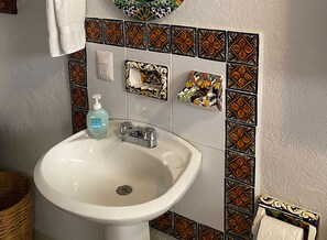 Habitación estándar doble, 2 camas de matrimonio | Baño | Ducha, artículos de higiene personal gratuitos y secador de pelo