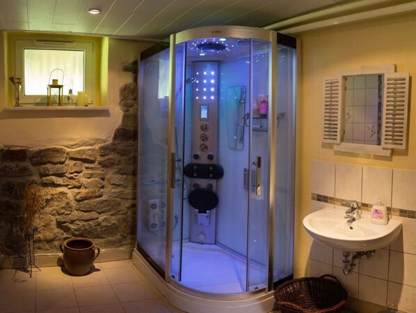 House | Bathroom - Brauer Modern Retreat (Joehstadt)