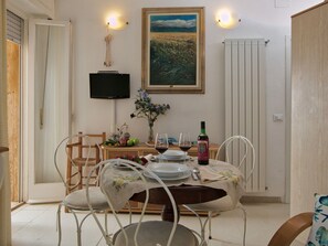 Apartment | Dining - Apartment Near Marina Castagneto Beach (Castagneto Carducci)