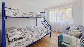 3 bedrooms, desk, free WiFi, bed sheets
