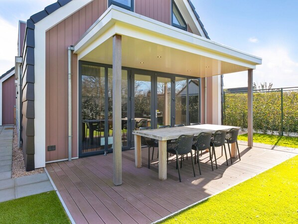 Exterior - Beautiful Villa 2 Minutes From the Beach With a Spacious Garden and Veranda (Ouddorp)