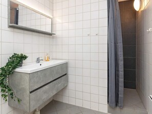 House | Bathroom - 5 Person Holiday Home in Hals (Hals)