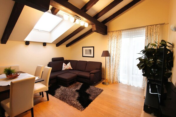 2 عدّة غرف نوم وطراز فريد لكل وحدة وملاءات أسرّة