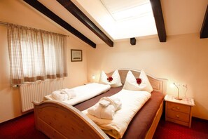 2 عدّة غرف نوم وطراز فريد لكل وحدة وملاءات أسرّة