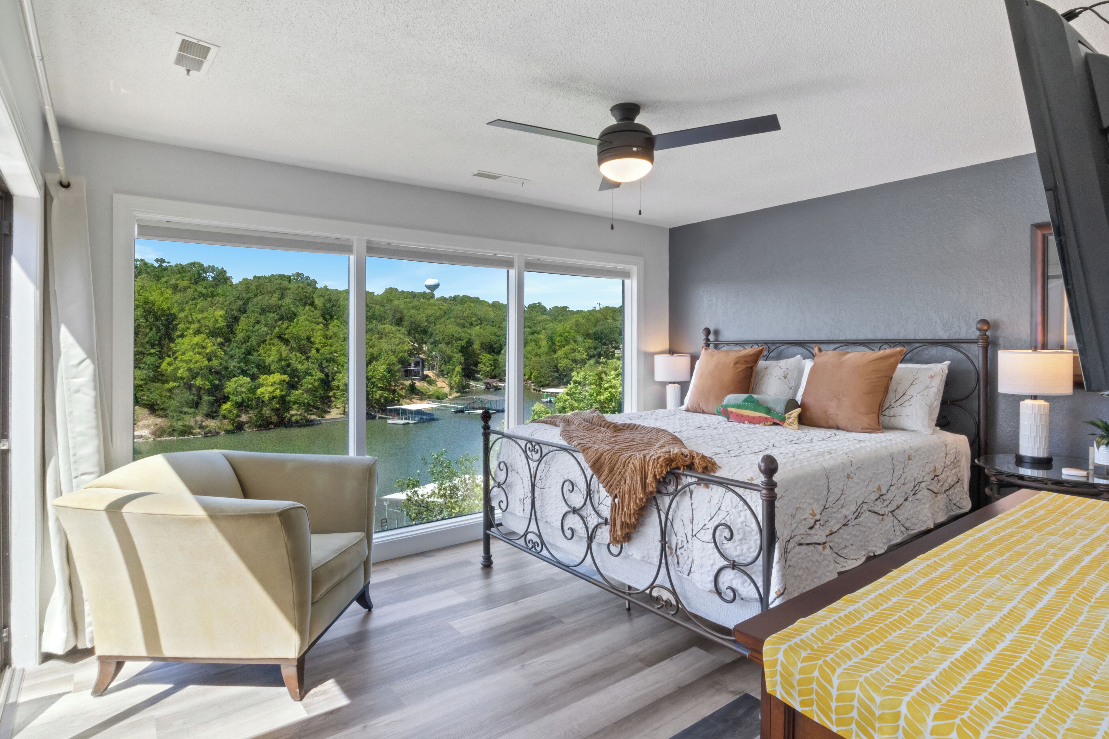 2 室のベッドルーム、アイロン / アイロン台、WiFi (無料)、ベッドシーツ