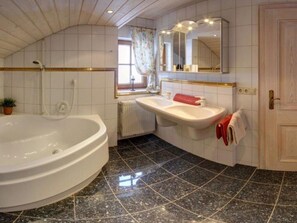 Apartment | Bathroom | Towels - Staufenblick Roof Studio in the House (Inzell)