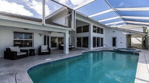 Alberca al aire libre y alberca climatizada