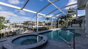 Piscina all'aperto, una piscina riscaldata