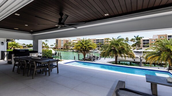 Utomhuspool och uppvärmd pool