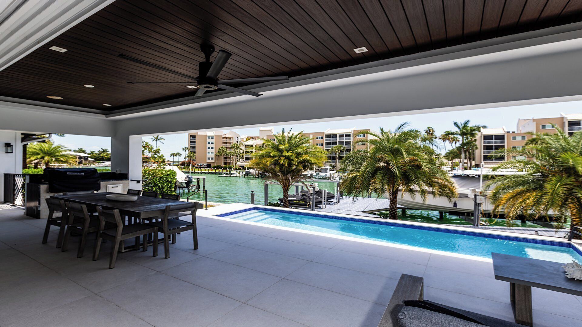 Alberca al aire libre y alberca climatizada