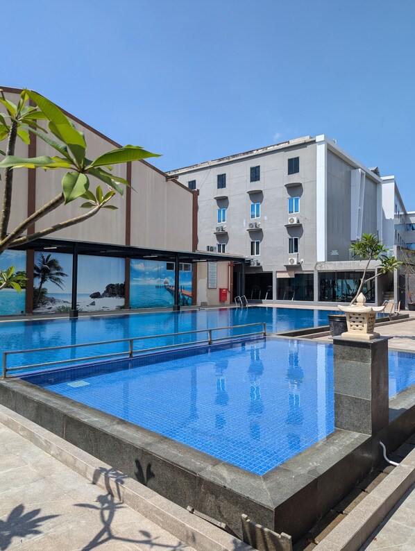 Outdoor pool, sun loungers - MaxOne Dumai (Dumai)