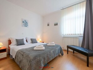 House | 4 bedrooms, individually furnished, iron/ironing board