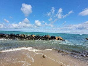 A beach with a rocky breakwater and clear blue sky. - 4 Star Holiday Home in Tisvildeleje (Tisvildeleje)