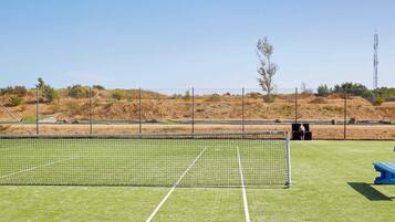 Un campo deportivo con un arco y una mesa de picnic.
