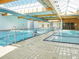 Una piscina techada, una piscina al aire libre