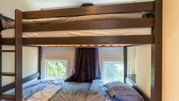 2 habitaciones, muebles diferentes y ropa de cama