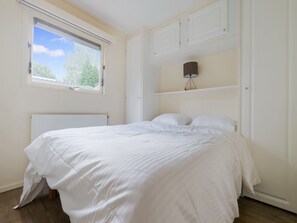 Chalet | 2 bedrooms, individually furnished, bed sheets - Serene Forest Stay With Comfort (Putte)