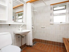 House | Bathroom - 6 Person Holiday Home on a Holiday Park in Hanstholm (Hanstholm)