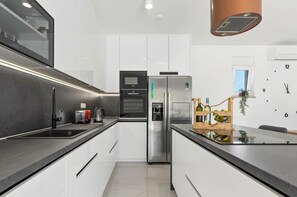 Villa | Cocina privada | Horno, hervidor eléctrico, tostadora y utensilios de cocina