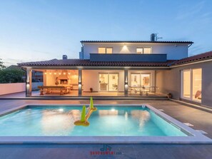 Piscina all'aperto, una piscina riscaldata