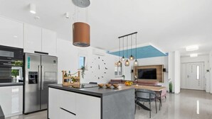 Villa | Cocina privada | Horno, hervidor eléctrico, tostadora y utensilios de cocina