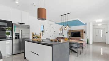 Villa | Private kitchen | Oven, electric kettle, toaster, cookware/dishes/utensils