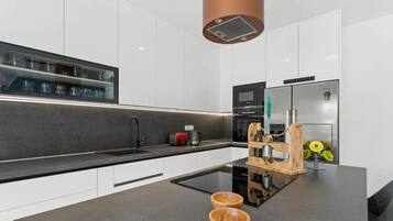 Vila | Dapur pribadi | Oven, ketel listrik, pemanggang roti, dan peralatan masak/sendok-piring